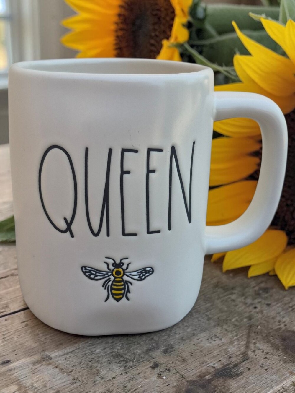 RAE DUNN 'Queen 🐝' MUG
